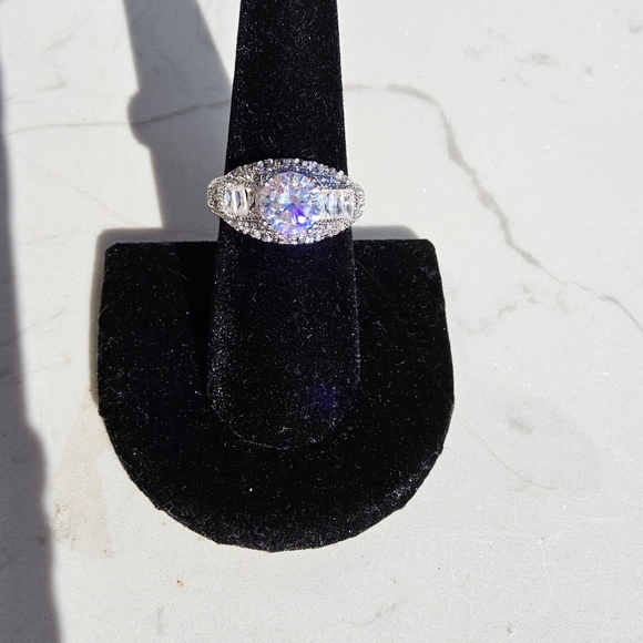 Elegant Silver Ring with Dazzling Oval Gemstone - Picture 11 of 11